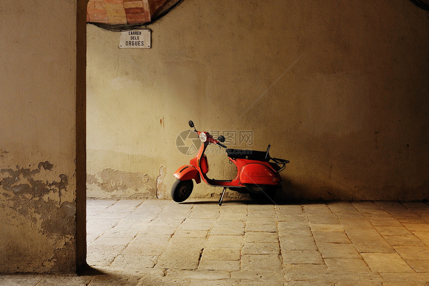红色摩托车建筑学城市车轮院子鹅卵石图片
