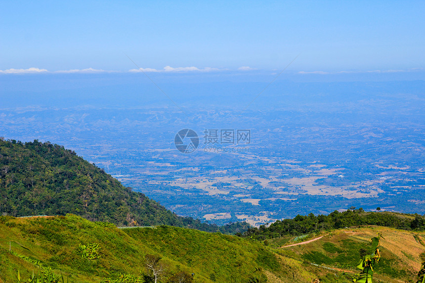 泰国Phutchabun省普塔伯克山顶旅行差汶土地标签旅游顶峰绿色天堂爬坡薄雾图片
