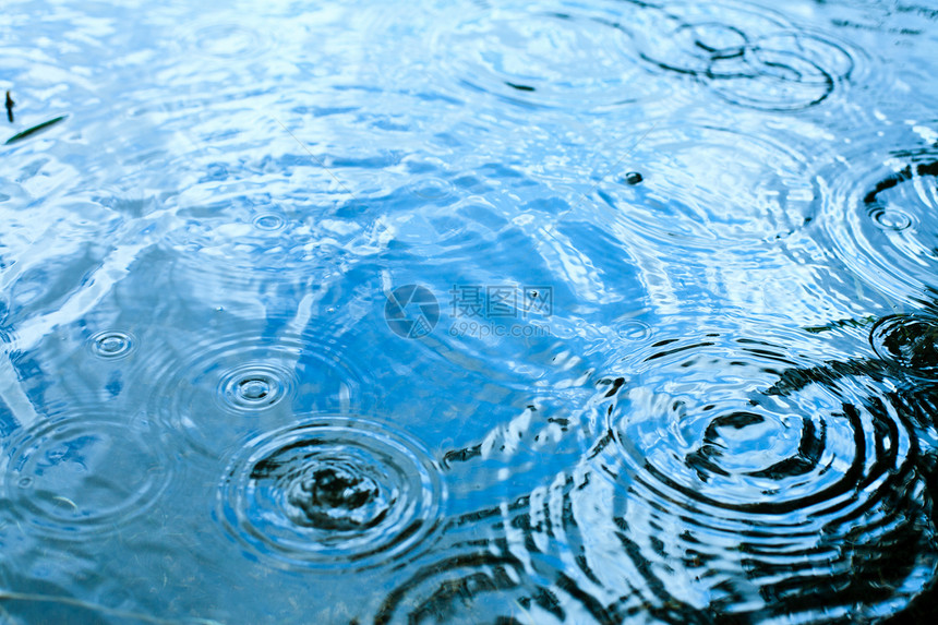 下雨天气水坑波纹天空液体风暴雨滴圆圈池塘反射飞溅图片