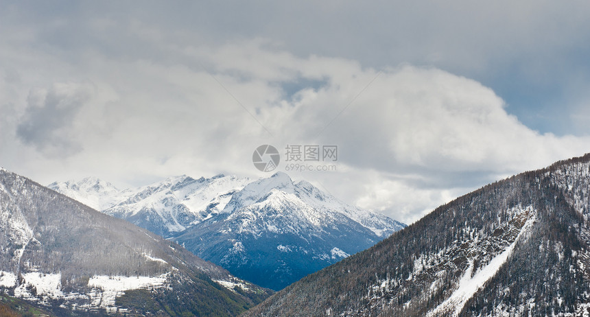 落雪降雪旅行农村树木阴霾爬坡森林国家岩石植物图片
