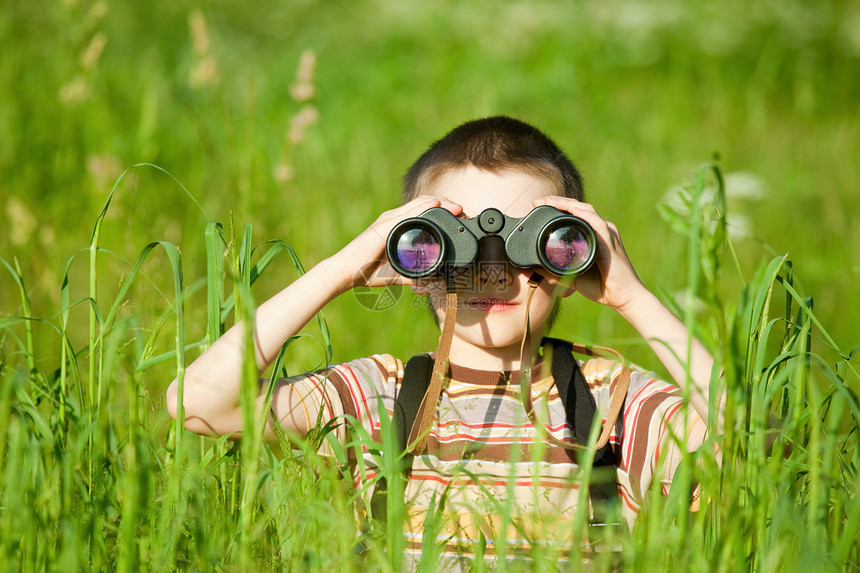 带望远镜的孩子童年教育男生游戏草原冒险幼儿园手表场地双目图片