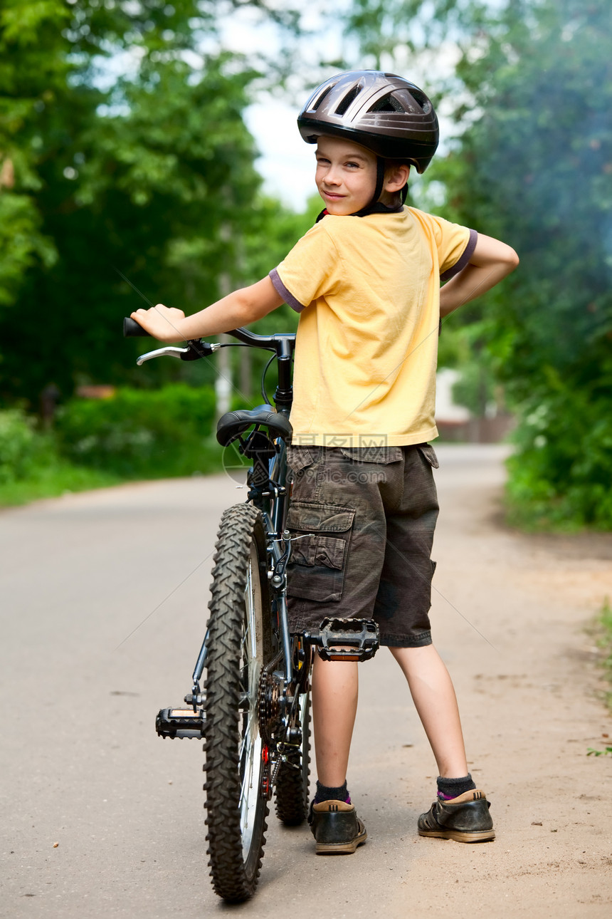 骑自行车的孩子街道乐趣车道安全娱乐运动头盔男生眼镜活动图片