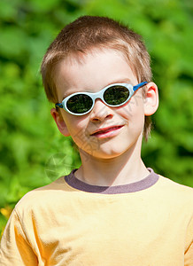 戴墨镜的孩子太阳镜眼镜日光阳光男生乐趣童年快乐太阳黄色背景图片
