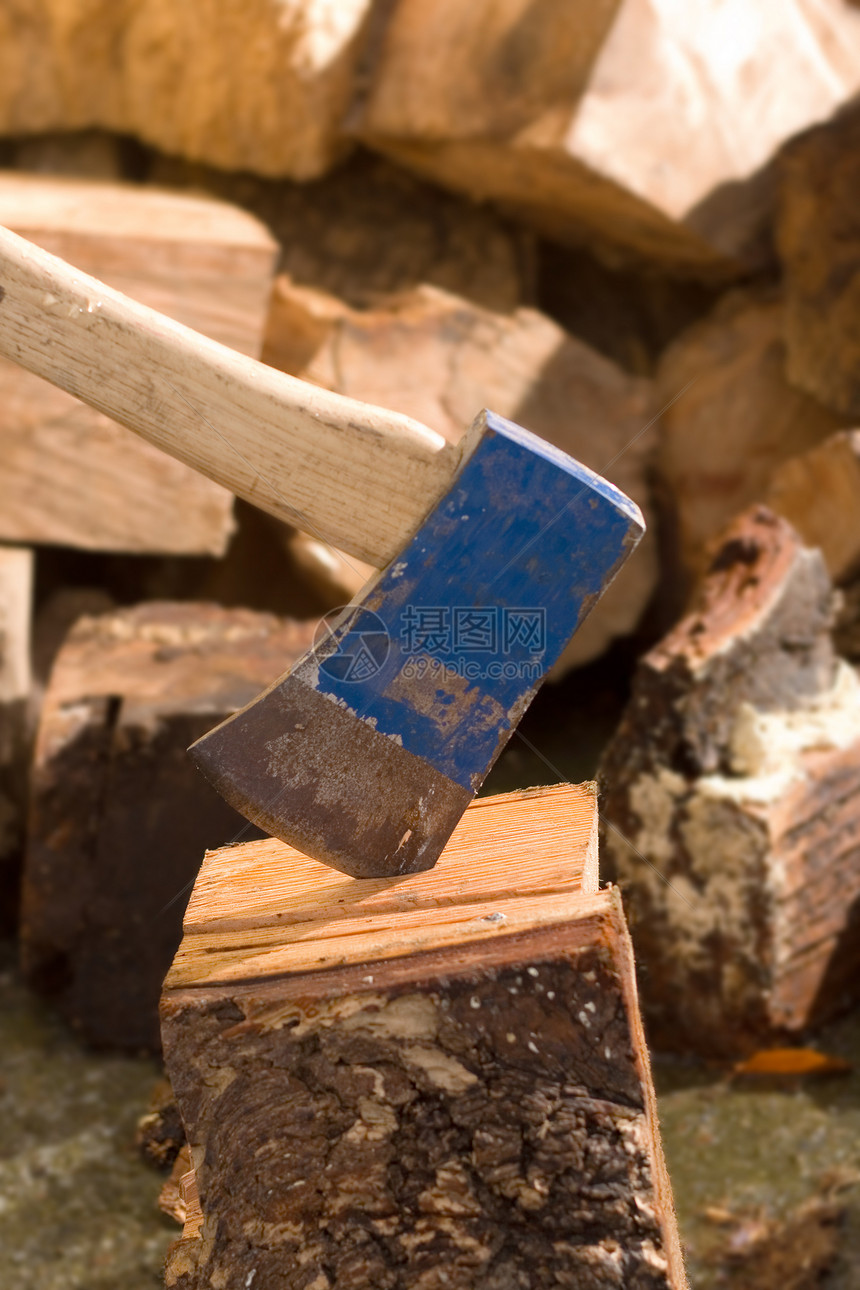砍木柴危险木头刀刃树干金属工具日志木工人木材图片