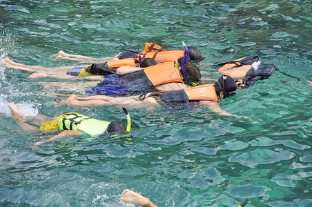 清洁海洋中的茶叶手接吻呼吸管冒险运动放松热带女性旅行闲暇乐趣浮潜者背景图片