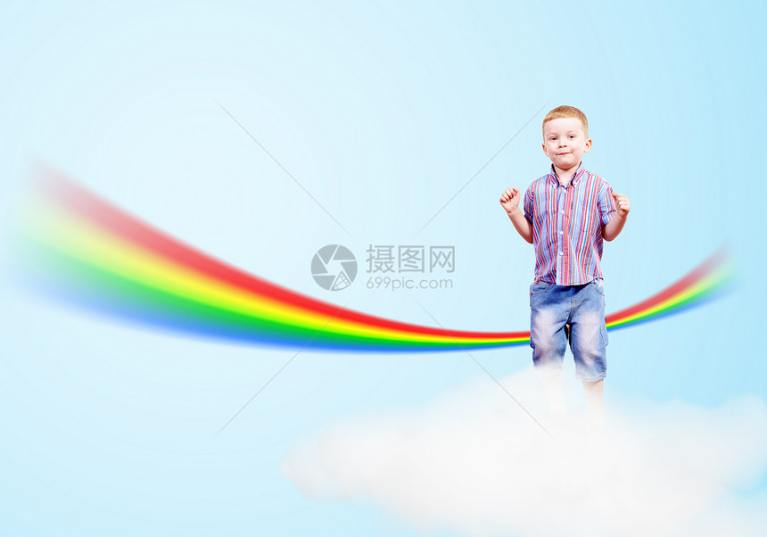 男孩在云彩和彩虹上跳跃天空套装孩子艺术乐趣苗圃喜悦男生友谊幸福图片