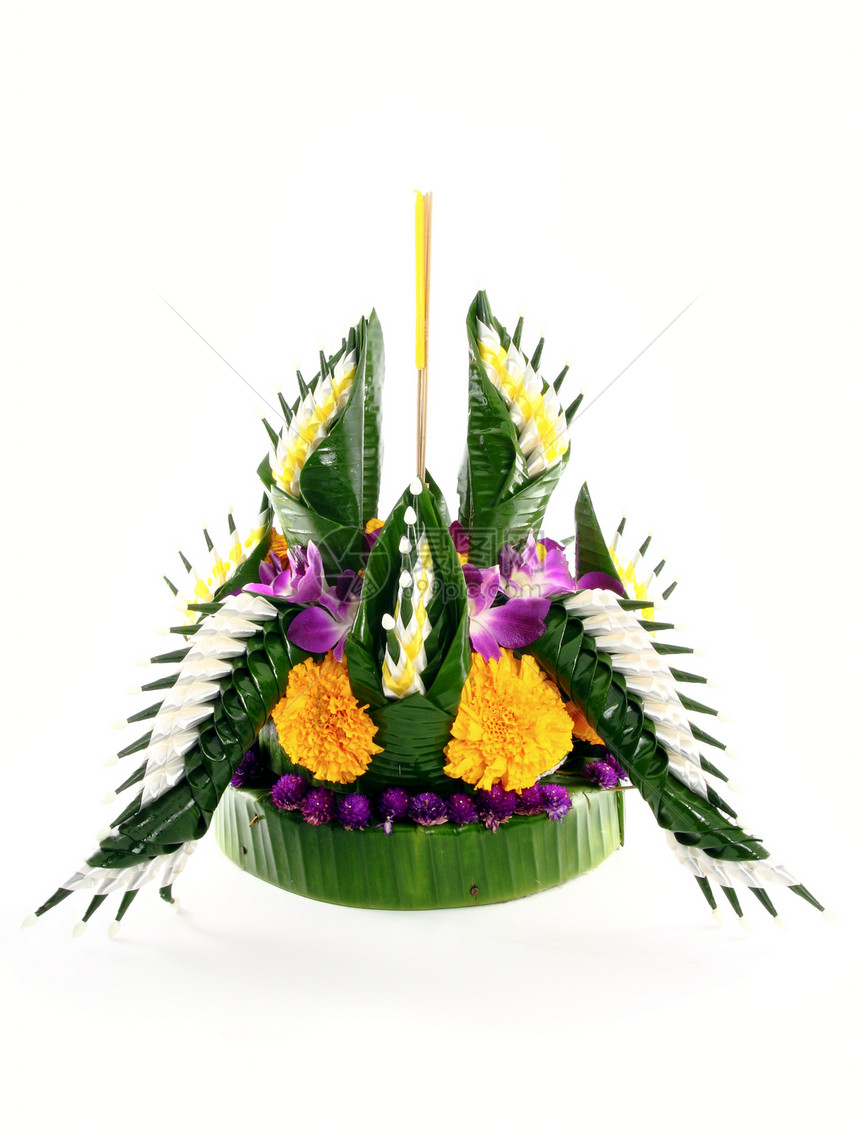 泰国的Loy kratong音乐节 白色背景蜡烛展示万寿菊庆典紫色宗教旅游佛教徒叶子仪式图片