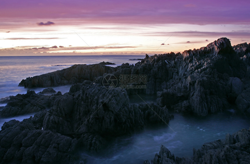 Woolacombe 岩石海湾石头阳光海岸天空海景支撑巨石海洋反射日出图片