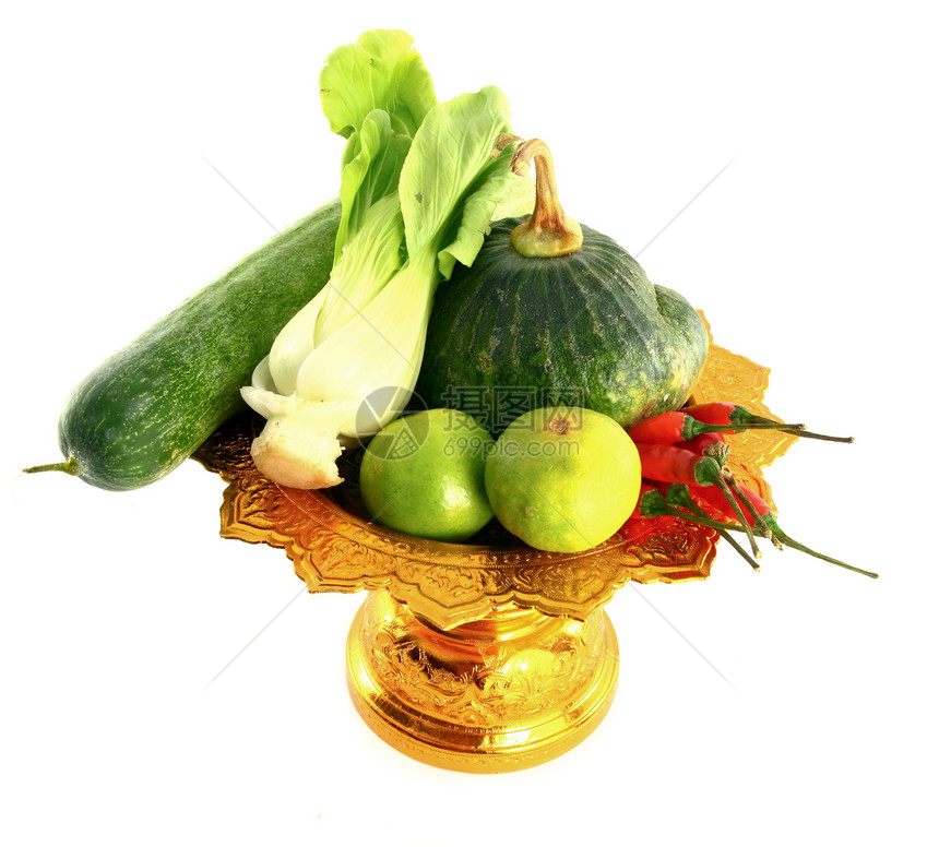 在白色背景的金盘上混杂蔬菜饮食植物胡椒黄瓜金子南瓜工作室食物团体金属图片
