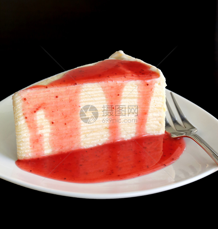把草莓酱汁加在白色盘子上的胡萝卜蛋糕黑纱餐饮红色食物水果奶油勺子配料派对甜点图片