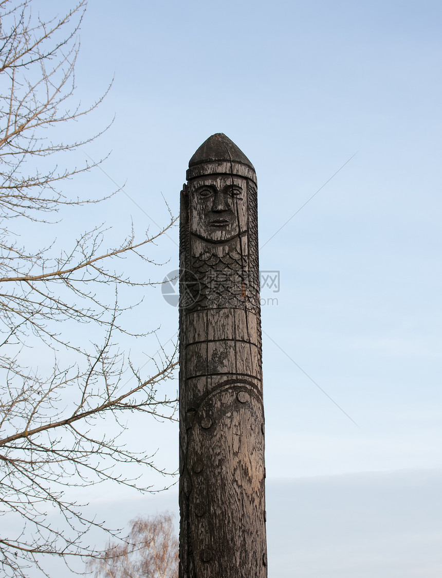 斯拉夫神的木雕像图片
