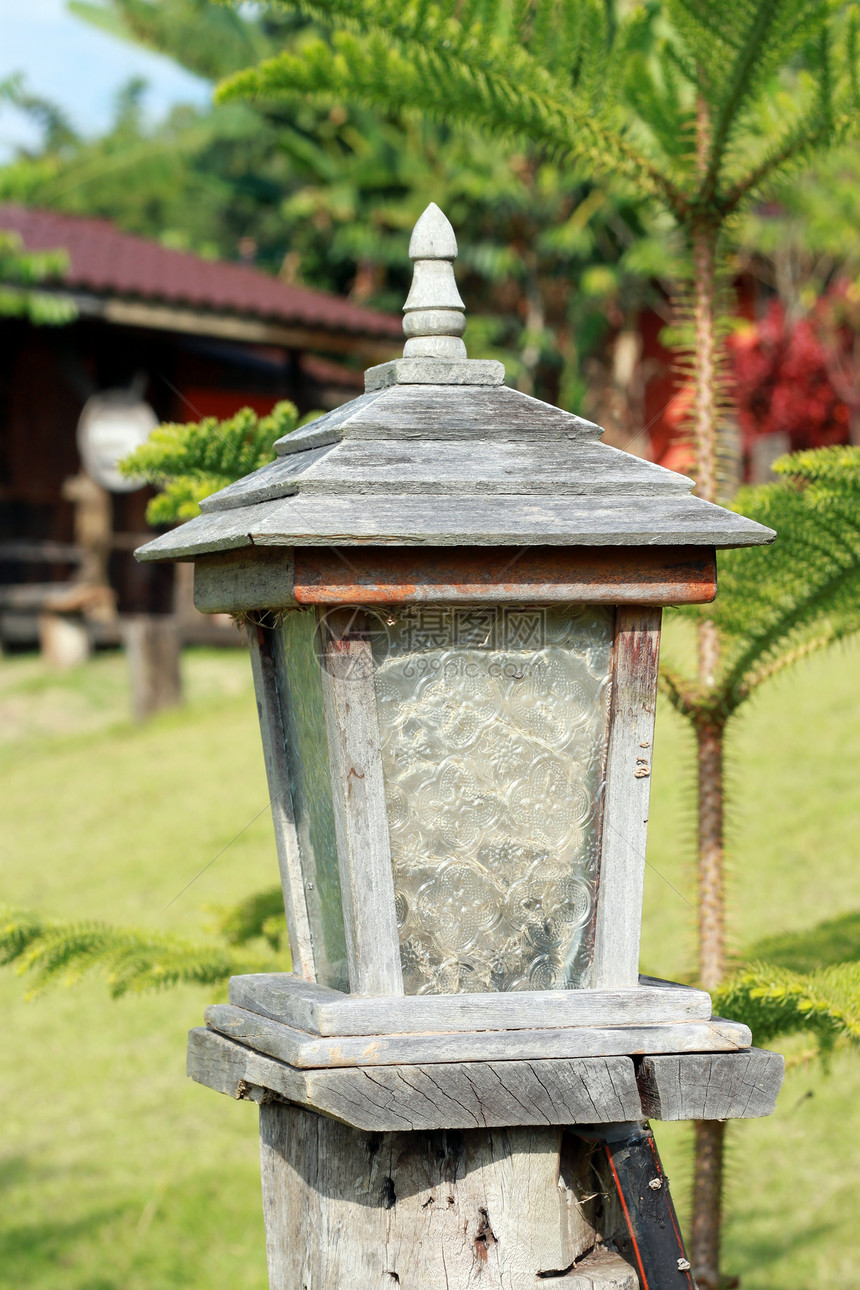 泰国Khaokho度假胜地花园中的古老木灯装饰品文化紫色古董螺旋织物阴影木头晴天情调图片