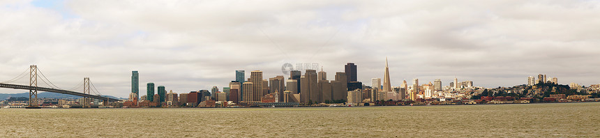 旧金山市中心 从海湾里看到血管海滩摩天大楼航海景观建筑学码头港口建筑物全景图片