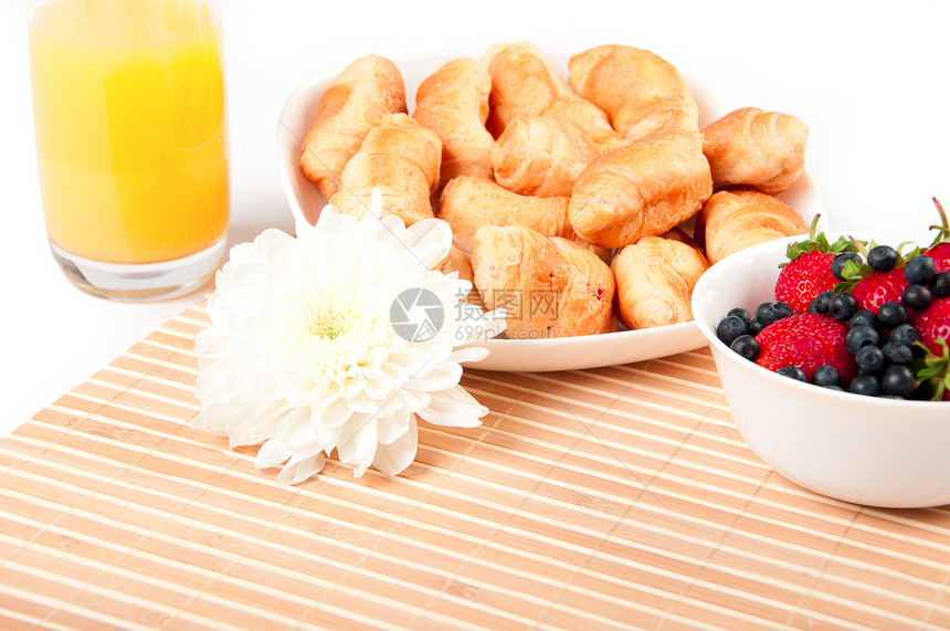 早餐加浆果 橙汁和羊角面包酒店玻璃食物桌布住宅橙子桌子房间果汁旅行图片
