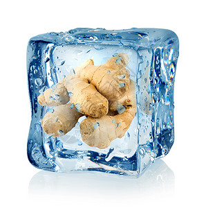 白色透明冰块冰立方体和姜背景