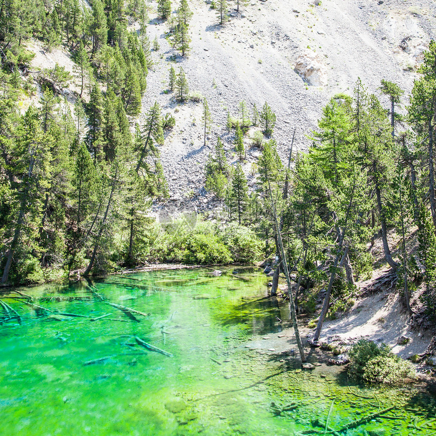 绿湖反射全景绿色高山岩石风景森林旅行山脉乡村图片