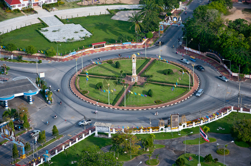 泰兰雅拉的时钟塔圆圈建筑公园景观旅行房子运输城市天空摩托车街道图片