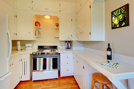 白色厨房 有米花墙和樱桃硬木地板高清图片
