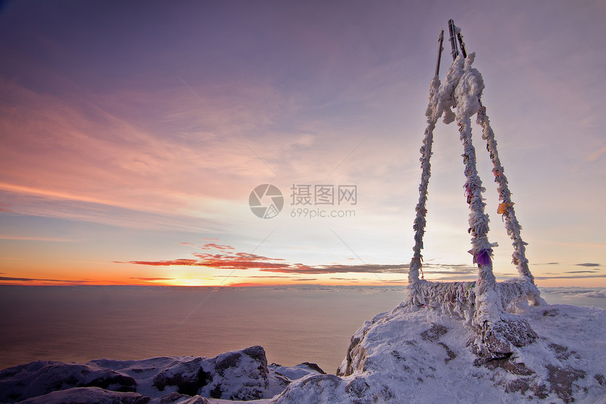 山上冷冻的三角形标志 海面对岸图片