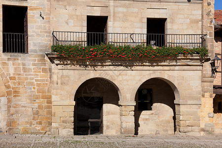 桑蒂亚纳德尔马尔西班牙坎塔布里亚圣蒂利亚纳马勒建筑建筑学遗产晴天正方形阳台石头旅行色彩拱门地方背景