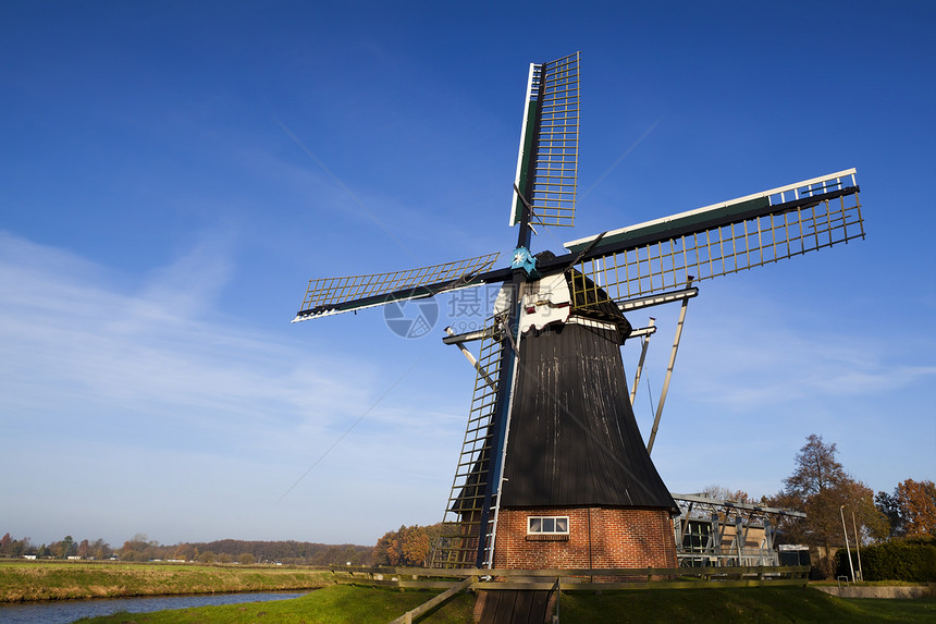 蓝天上空的荷兰风车农田城市绿色历史乡村晴天传统建筑学风景建筑图片