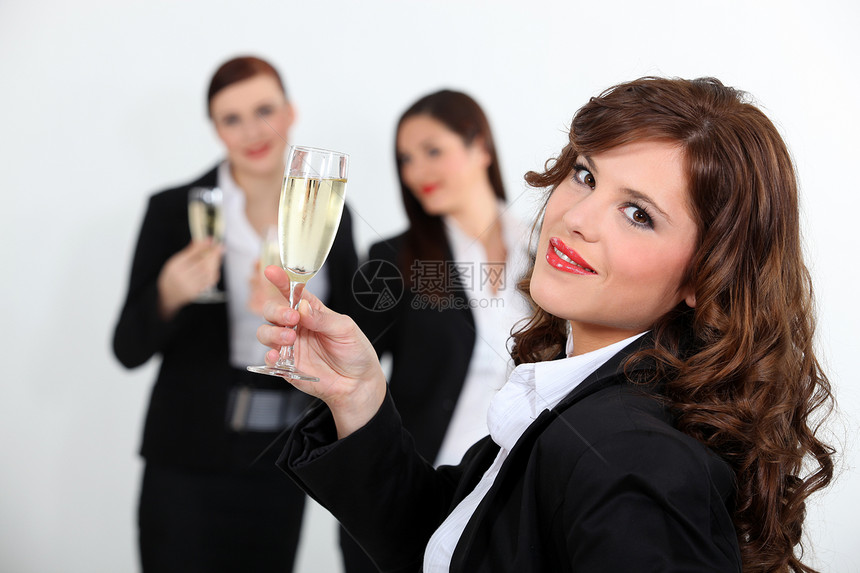女人用香槟敬酒餐厅成功头发酒吧女性饮料社会团体节日客人图片