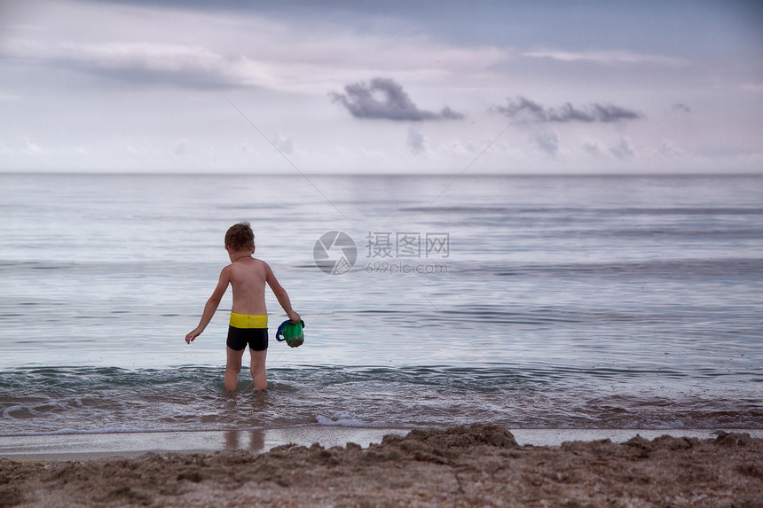 男孩去海边海洋悲伤贝壳冶炼图片