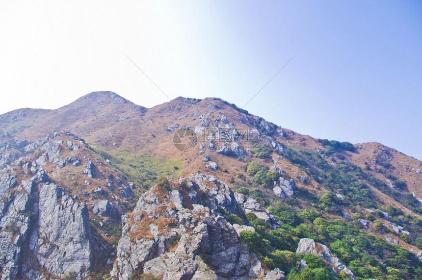 高峰的山边高地石头爬坡布雷首脑岩石木头场景青金石树林图片