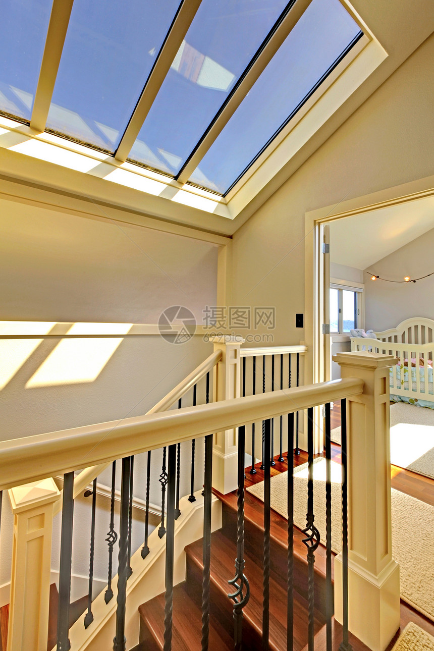 有天窗和婴儿房的楼梯婴儿床房间褐色白色栏杆晴天天空图片