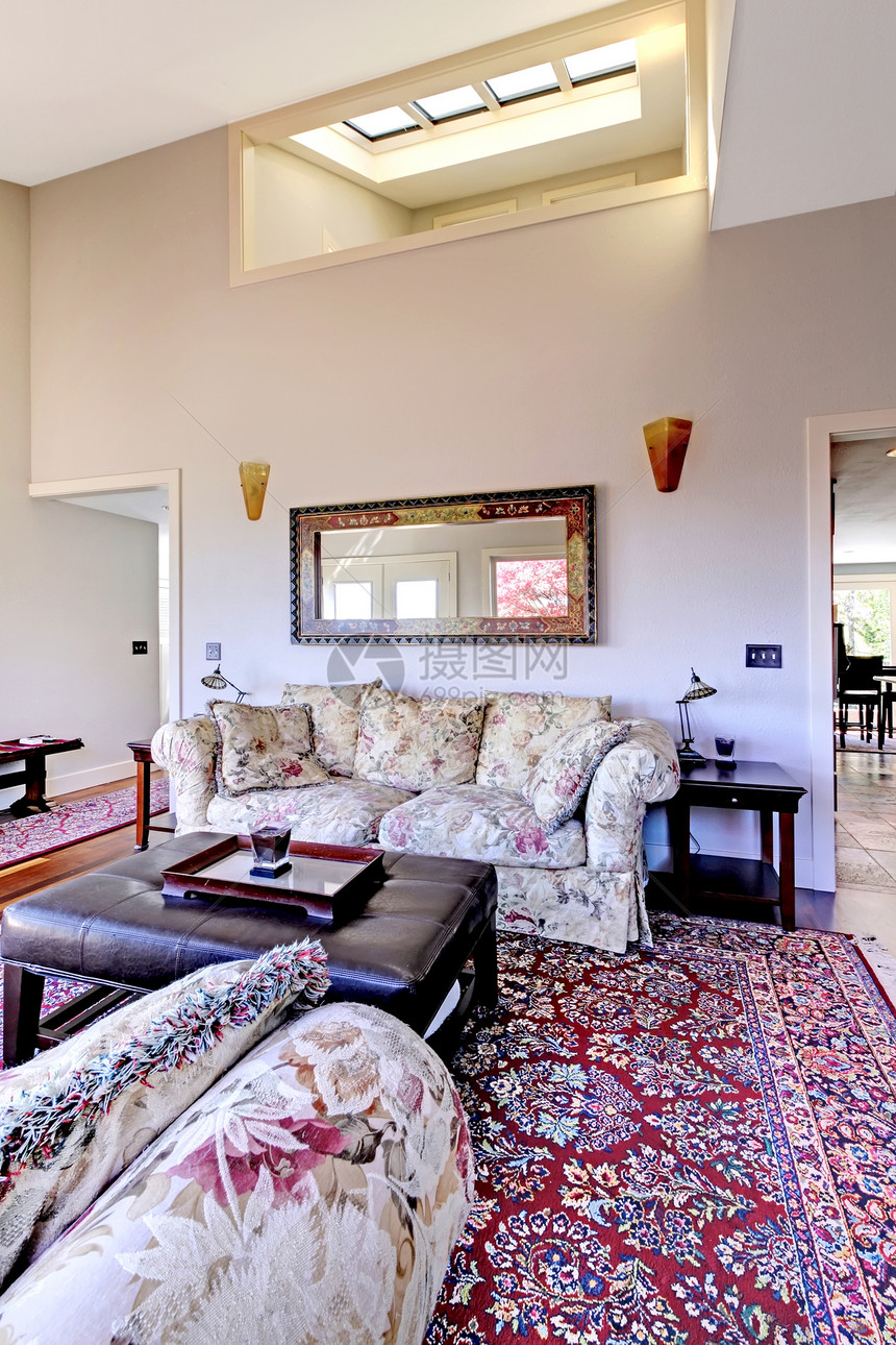 客厅天花板高 有红地毯和沙发图片