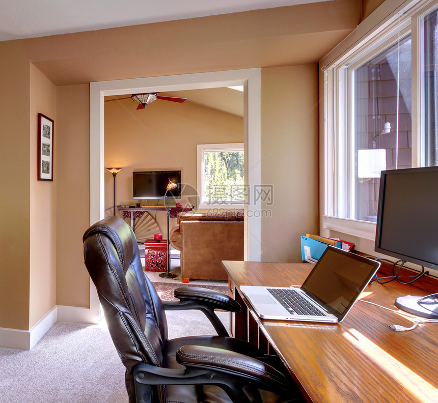 家庭办公室 电脑和有棕色墙壁的椅子图片