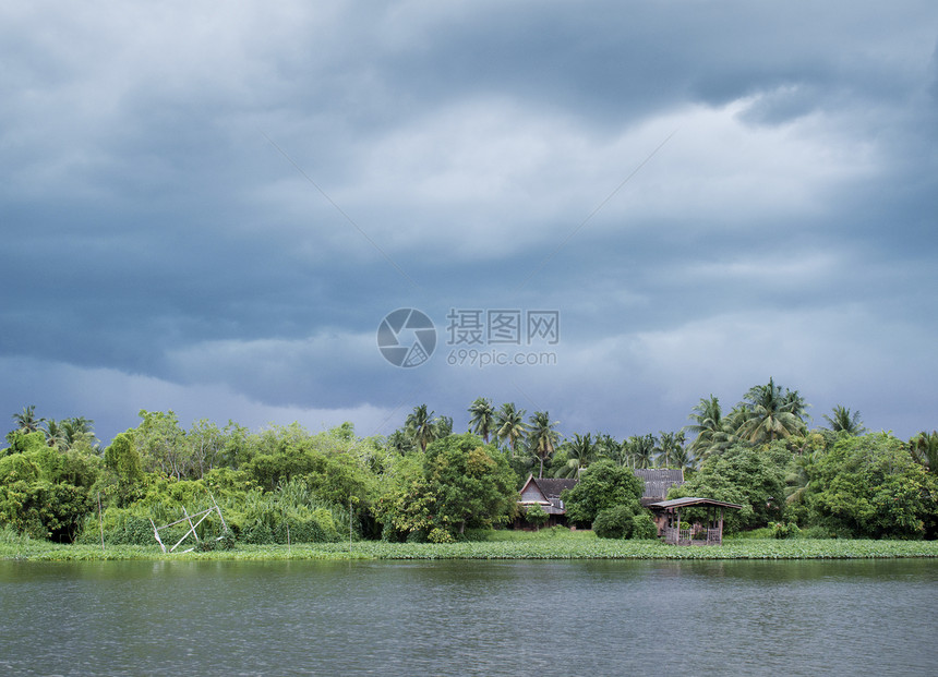 泰王国季风期间的河内住房情调村庄雨季建筑异国房子热带风景木头图片