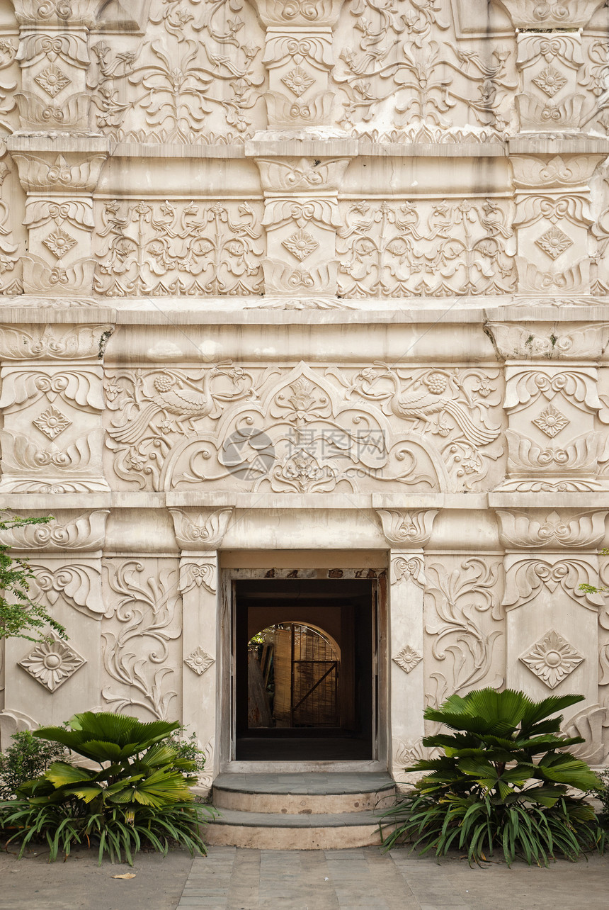 进入宫殿入口 在独唱的异邦雕刻文化艺术游客旅游遗产地标建筑学旅行石方图片