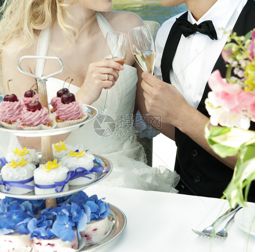婚礼上一对夫妇烤面包仪式幸福婚姻夫妻图片
