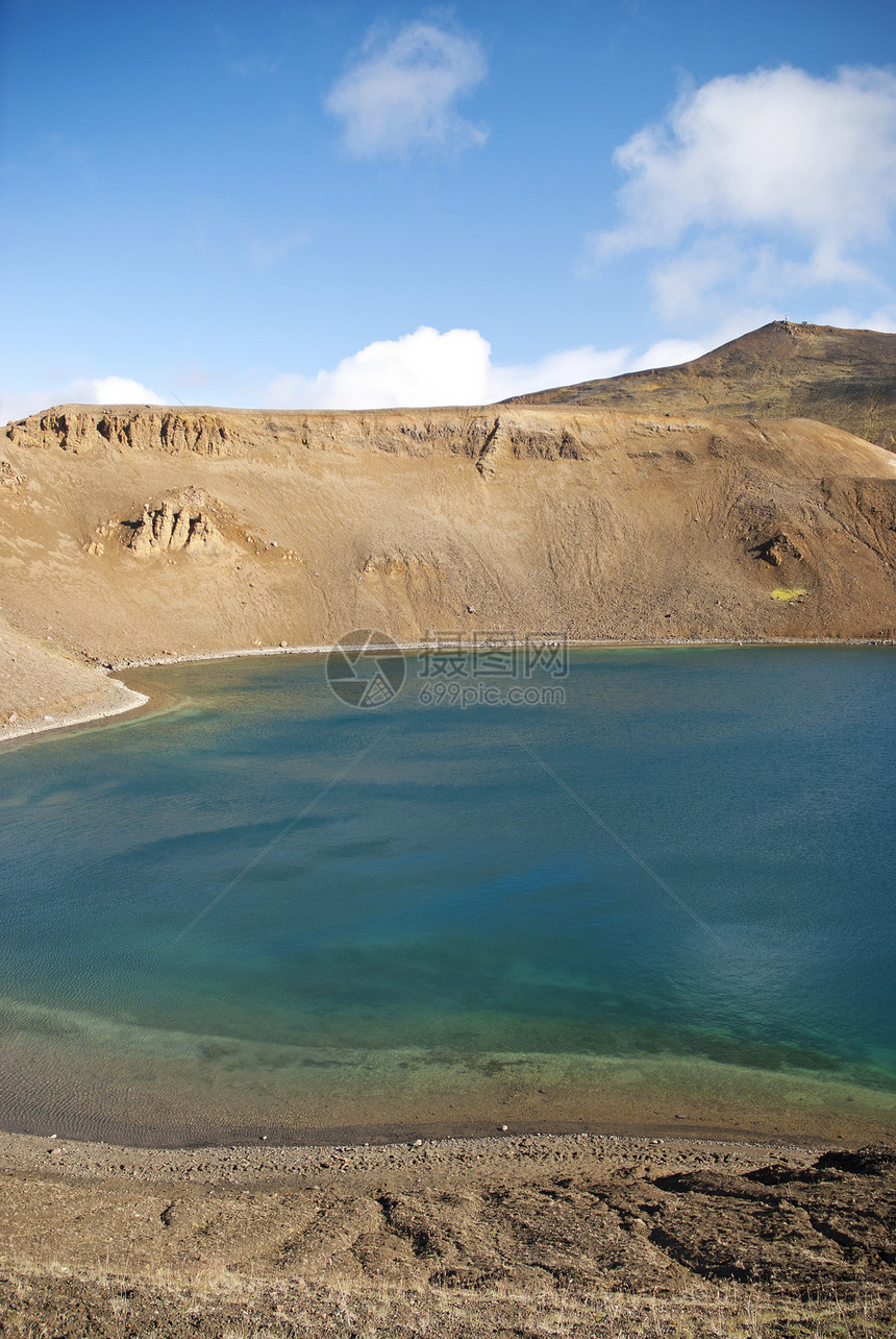 冰地火山湖崎岖火山山脉风景图片