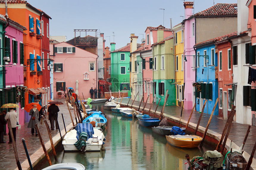 意大利 威尼斯 布拉诺岛粉色蓝色房子建筑运河绿色旅行黄色旅游雨量图片