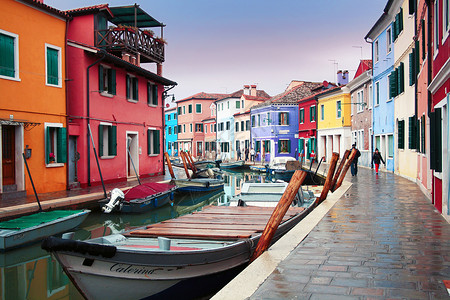 五彩房子意大利 威尼斯 布拉诺岛房屋房子雨量运河游客黄色旅游建筑旅行粉色背景