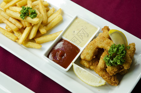 鱼薯条鱼手指和薯条零食盘子小吃油炸筹码酱料餐厅食物垃圾背景