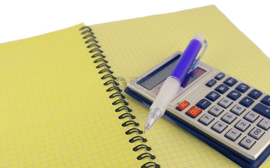 计算和笔在黄色写作簿上软垫记事本笔记笔记纸床单日记文档绘画作家内衬图片