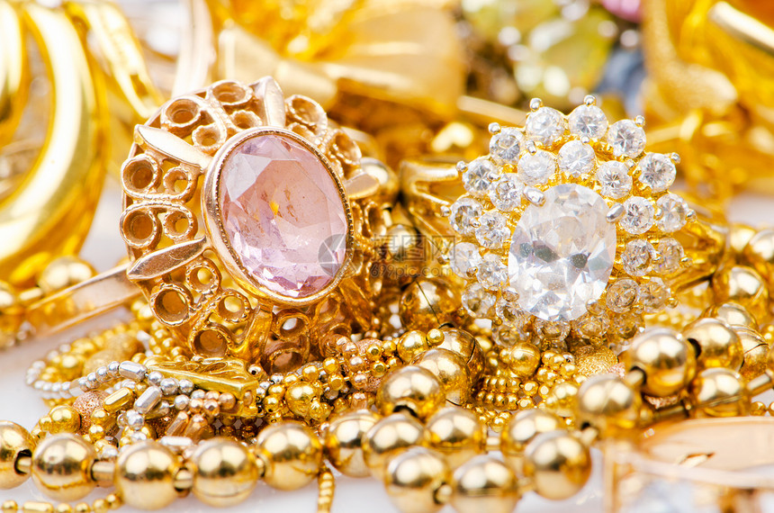大量金首饰的收藏奢华女性金属戒指金子耳环钻石挂坠盒宝石石头图片