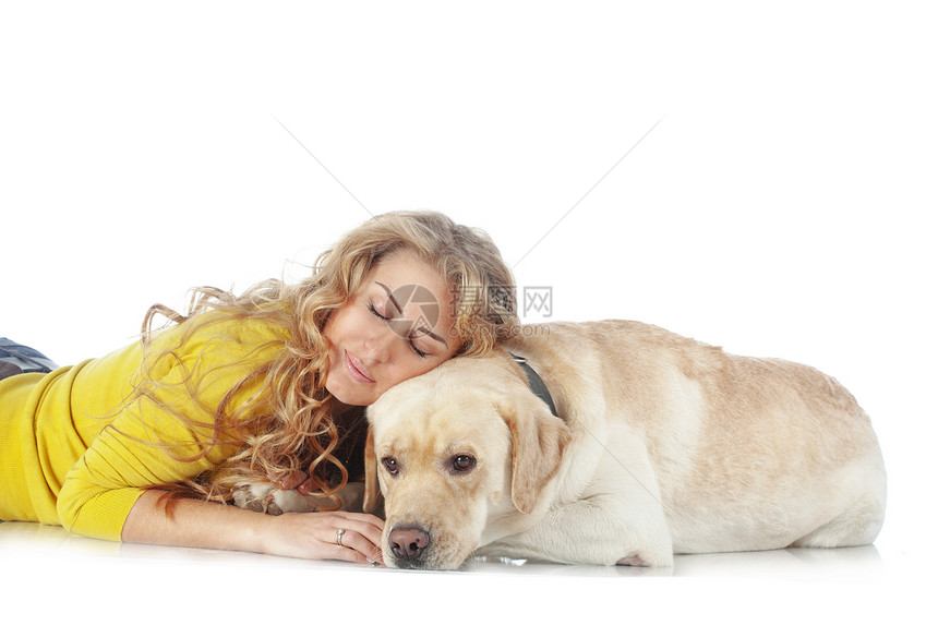 女孩带着她的狗快乐睡眠猎犬女性女士成人友谊宠物休息闲暇图片