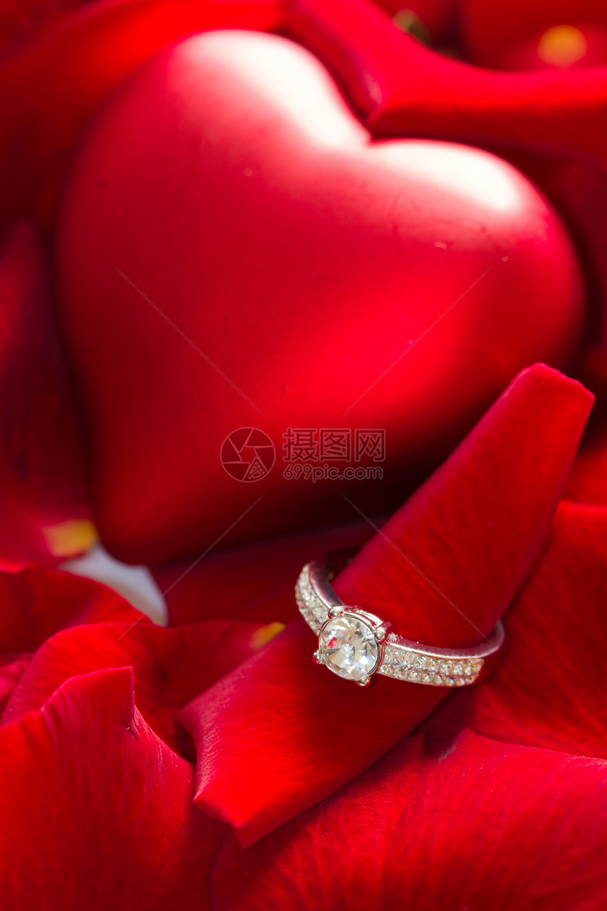 金金钻石戒指和玫瑰礼物婚姻展示宝石岩石首饰感情反射金子宏观图片
