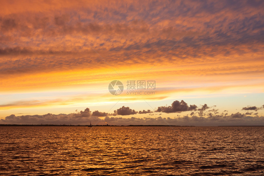 高山的月光和火日落港口坡度教会地平线断路器冲浪蓝色日落紫色建筑物图片