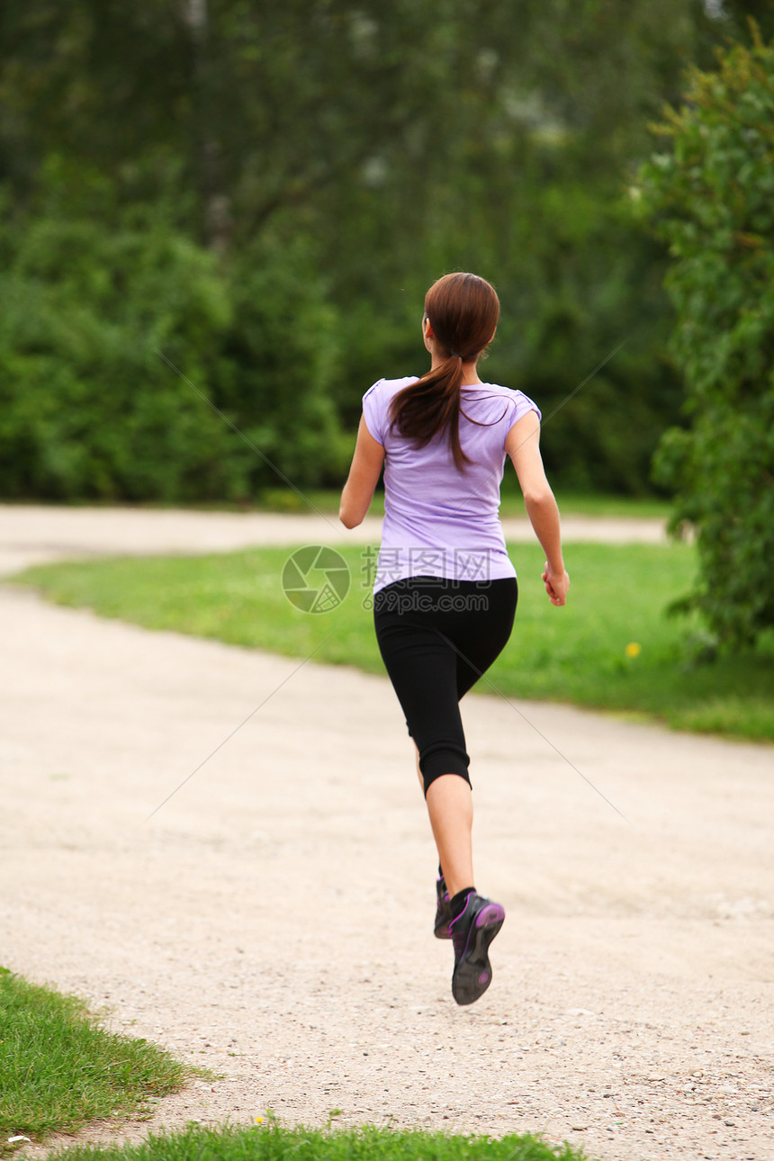 年轻和有魅力的女孩跑在公园里赛跑者小路女性女士运动慢跑运动员森林叶子慢跑者图片