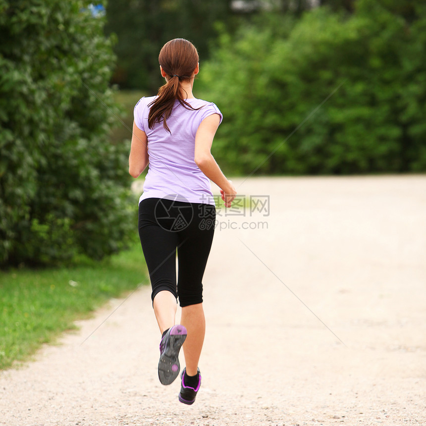 年轻和有魅力的女孩跑在公园里季节活力慢跑者活动叶子运动运动员慢跑女士小路图片