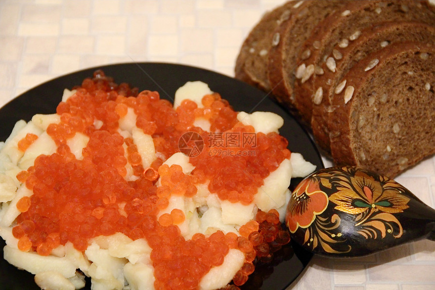 俄罗斯国民食物鱼子酱和土豆美食圣杯勺子红色粮食用具面包国家油炸美味图片