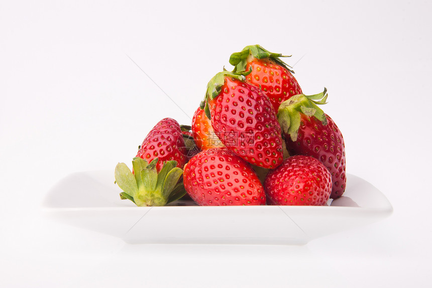 草莓 鲜红草莓背景水果白色绿色叶子红色甜点食物宏观浆果甜食图片