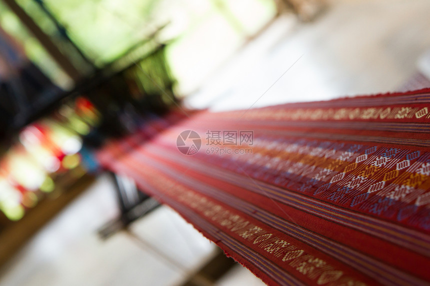 手工制作的丝织纺织业 旧机器上的丝围巾工艺品登嘉楼材料纪念品金子木头衣服市场纺织品刺绣图片