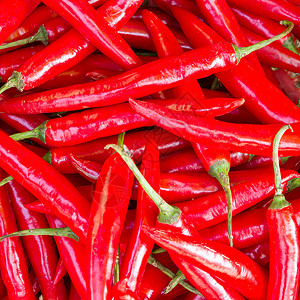 热拉提东海街头市场里大红辣椒的堆积物背景