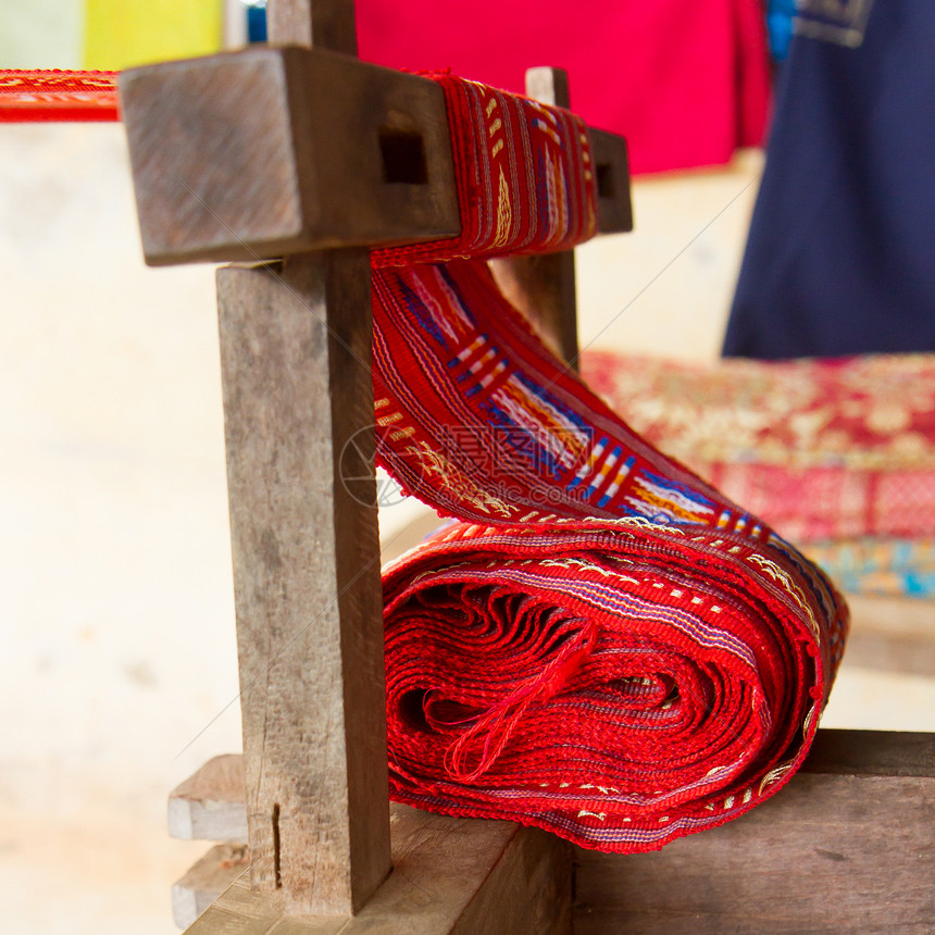 手工制作的丝织纺织业 旧机器上的丝围巾丝绸市场衣服登嘉楼金子纪念品围裙工艺织工刺绣图片